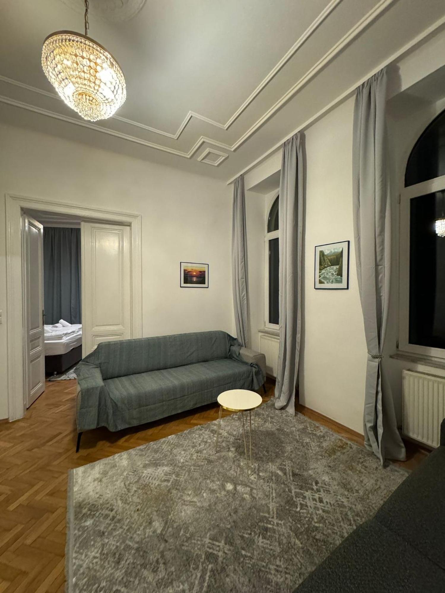 Centrally-Located Authentic Apartment Vienna Exterior photo