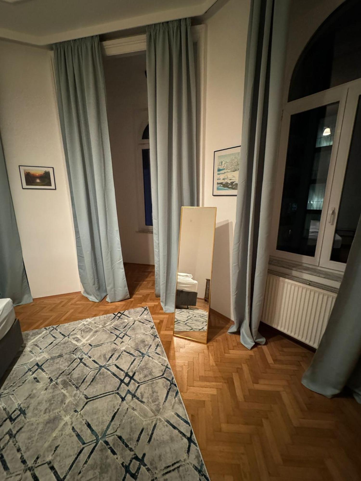 Centrally-Located Authentic Apartment Vienna Exterior photo