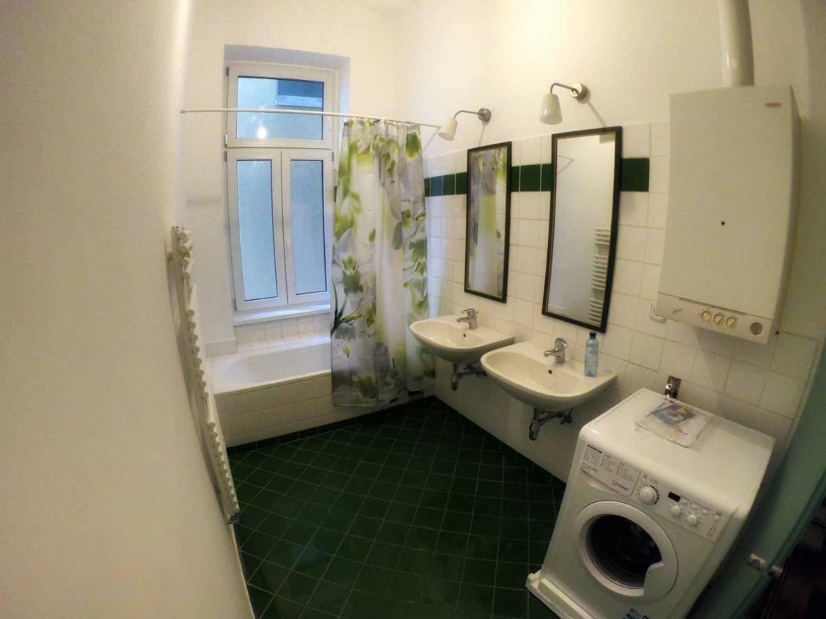 Centrally-Located Authentic Apartment Vienna Exterior photo