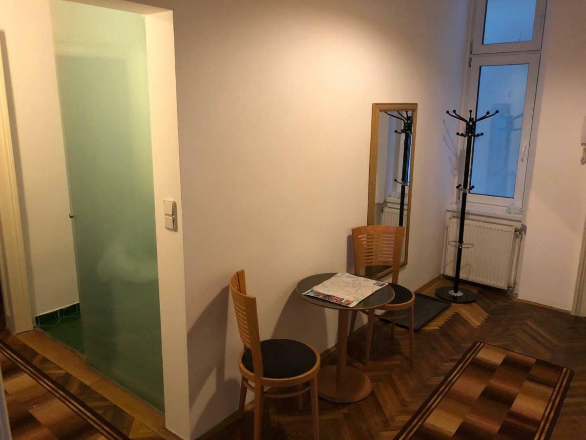 Centrally-Located Authentic Apartment Vienna Exterior photo